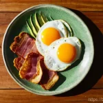 베이컨 같은 맛의 말고기 요리 - **Prompt:** A close-up, high-angle shot of a delectable breakfast plate featuring perfectly cooked, ...